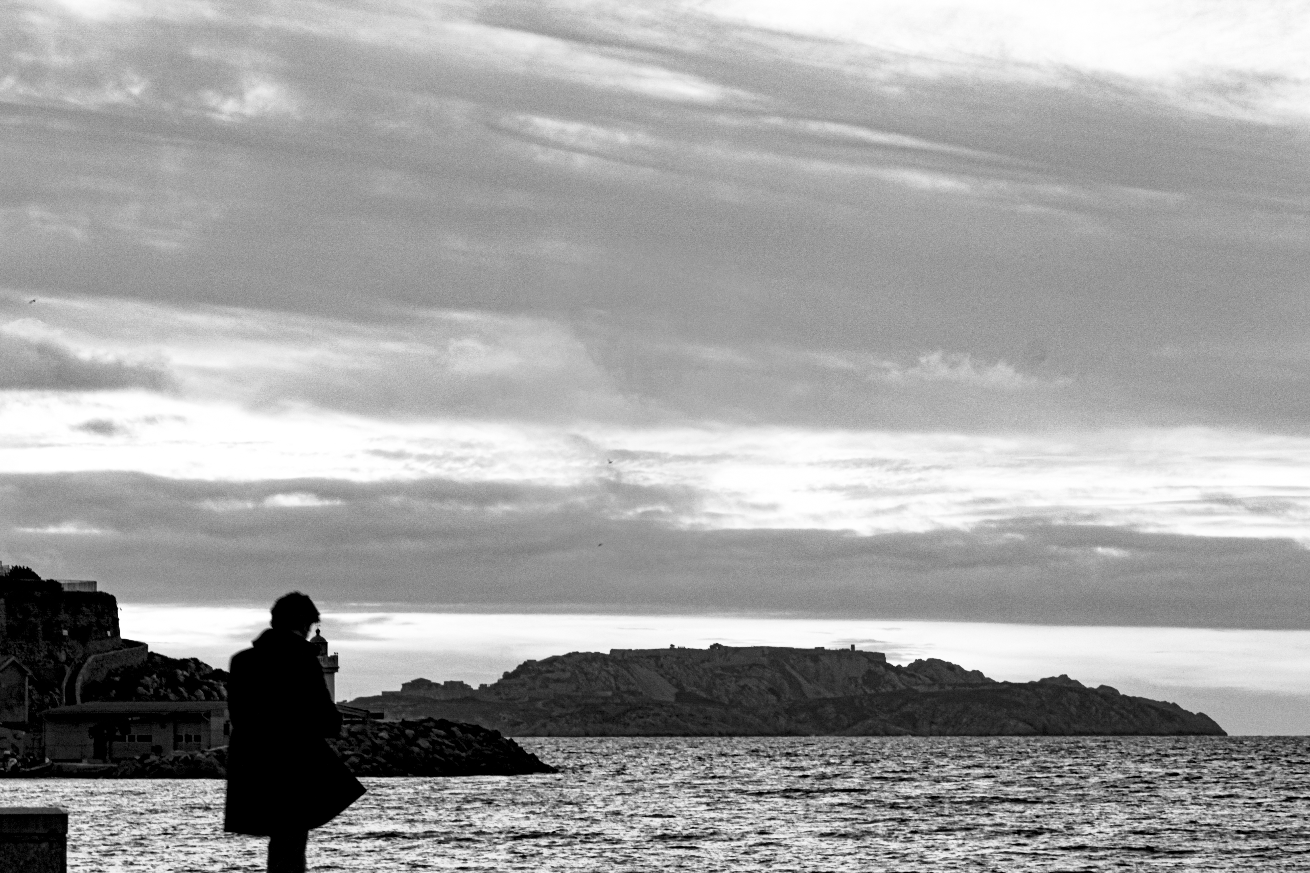 Aux poètes, aux poèmes, au crépuscule des mots exil. Dire merci.