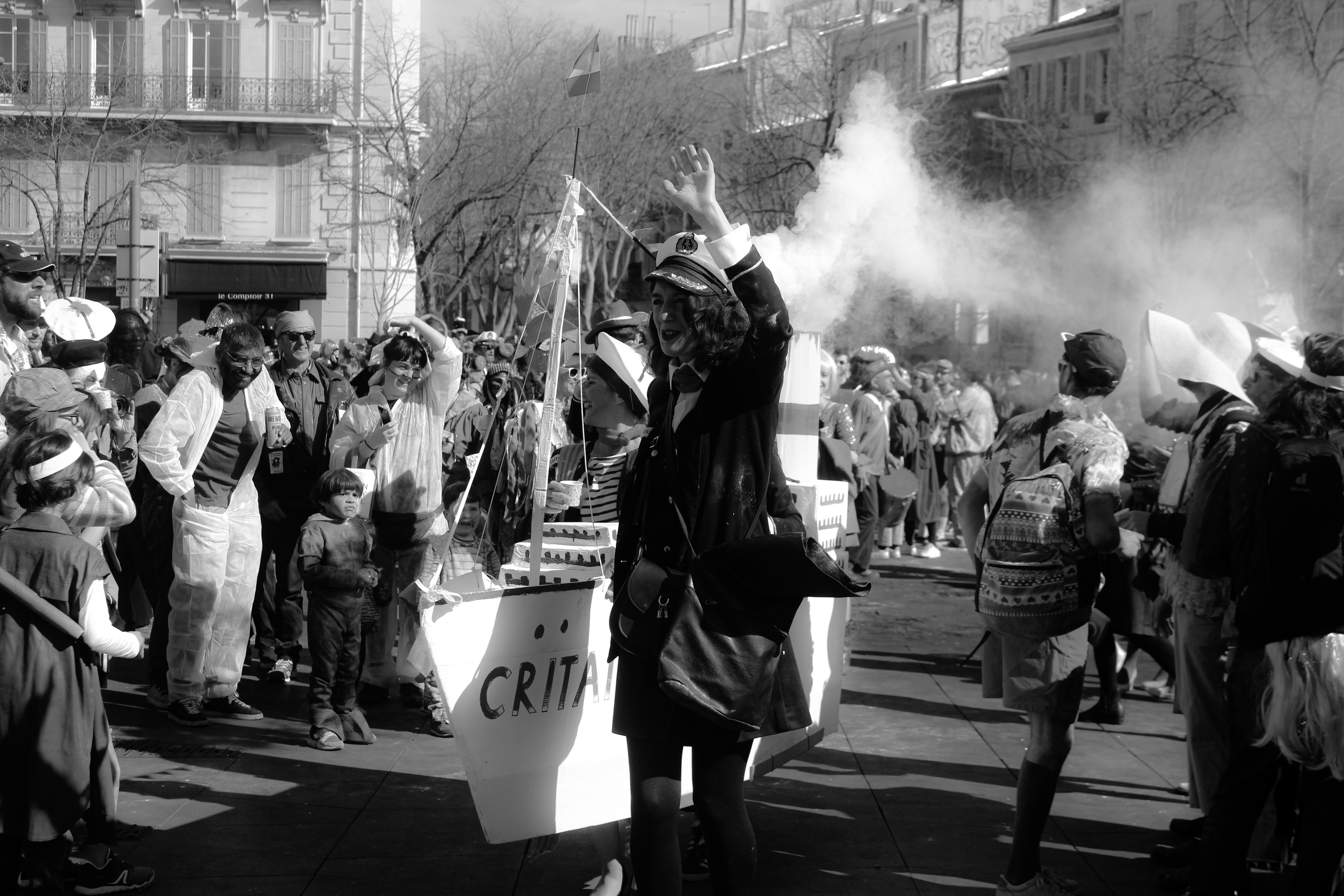 A ces rassemblements, à ces foules, à ces feux. Dire merci.