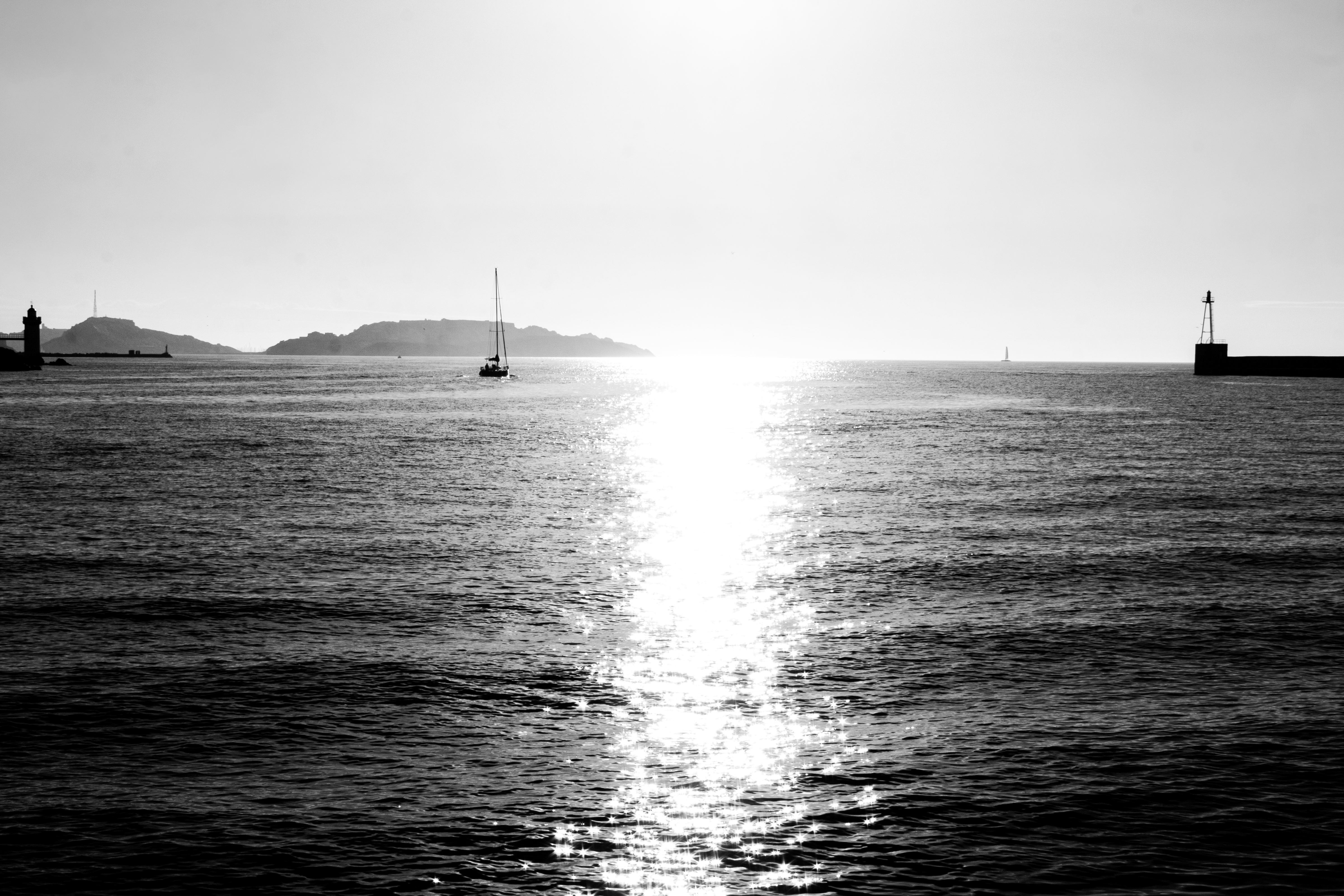 Parce qu’elle est là toujours ; aux soirs qui tombent comme aux matins incertains, lui dire merci.