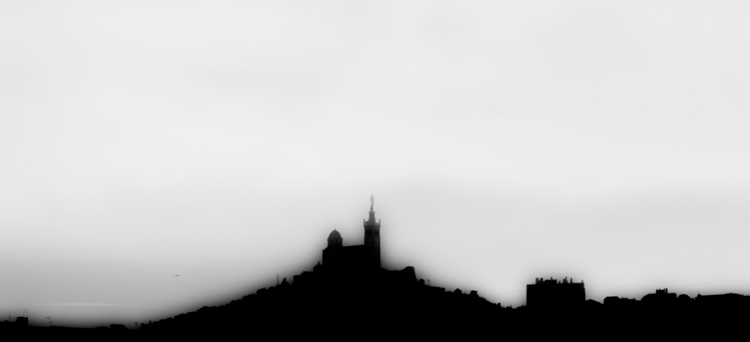 A cette ville ventre, à ses recoins de mes errances. Dire merci.