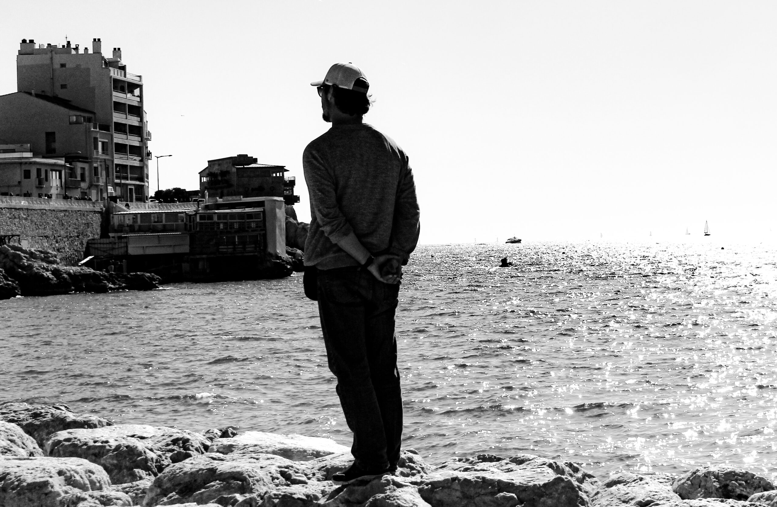 Aux hommes debout dans la ville apaisée. Dire merci.