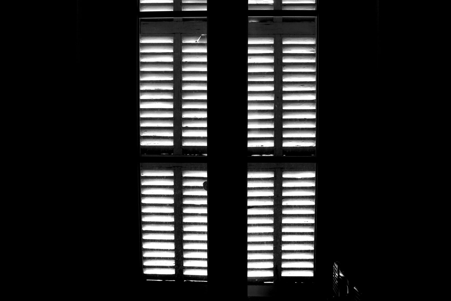 Au temps qui est derrière, au temps qui est là, au temps qui est devant, à sa lumière. Dire merci