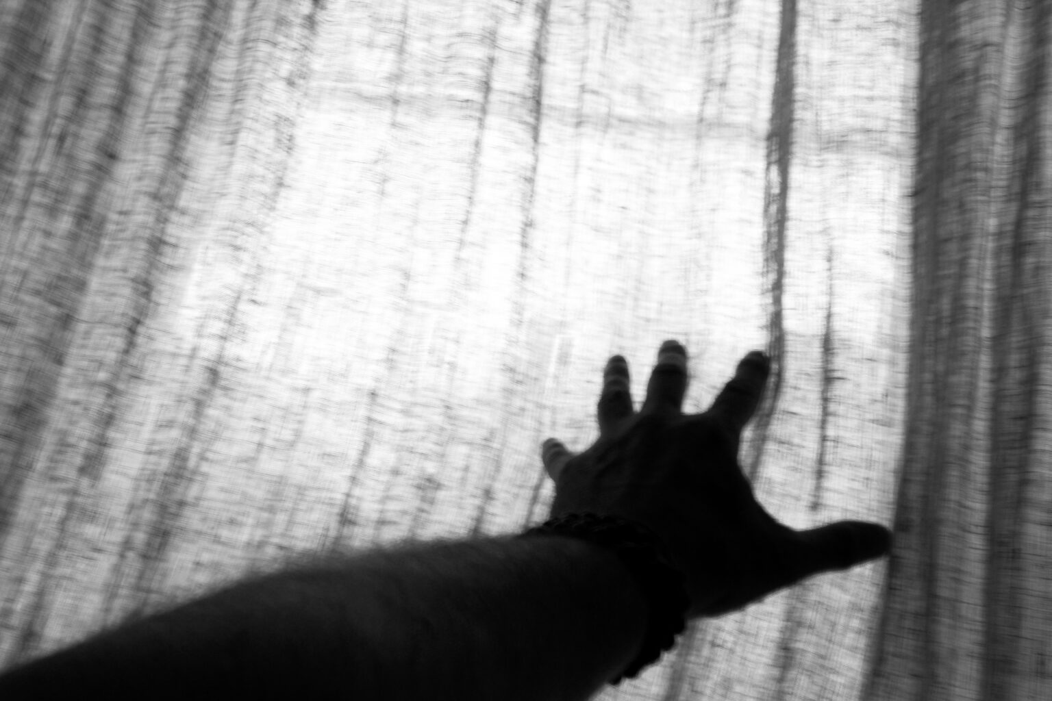 Au voile que j’avais tissé entre le monde et moi, de s’être soulevé, lui dire merci.