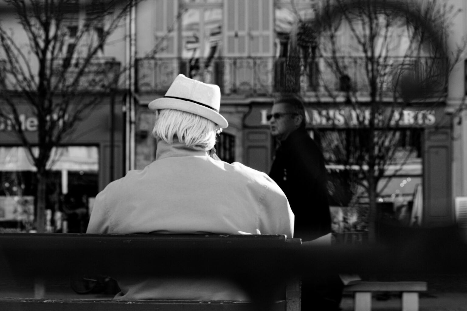 Assis sur le banc de l’instant. Dire merci.